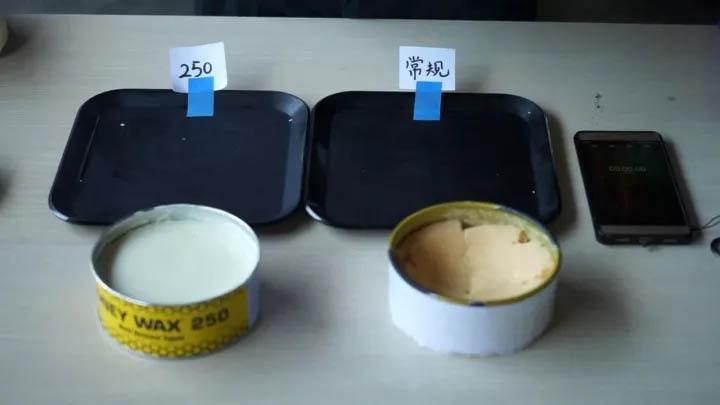 等待模具靜靜放置10-15分鐘，使脫模蠟充分滲透至模具表面