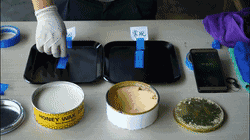 同一時間使用蜜蠟250的模具在差不多2秒后就掉落在桌面上，但使用常規(guī)蠟的模具還是牢牢地穩(wěn)固貼在模具上，附著力十分強，由此可見使用蜜蠟250的脫膜效果更勝一籌。
