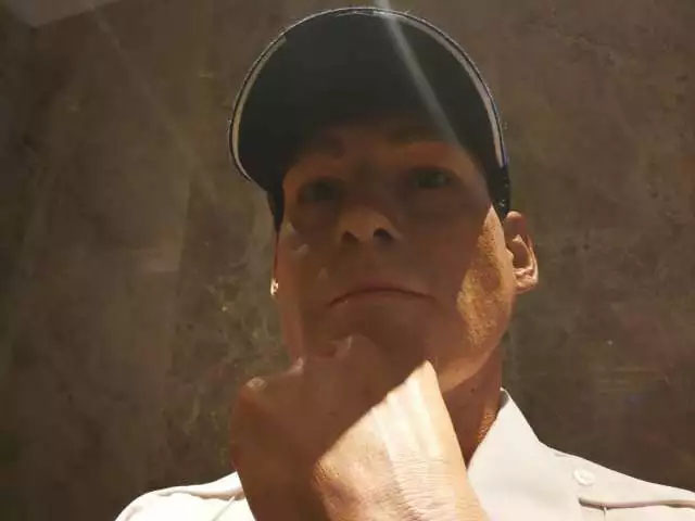 凌厲的眼神流轉，目光如炬，手掌的青筋清晰暴出，歲月的紋路無情橫亙——樹脂雕塑《站崗》