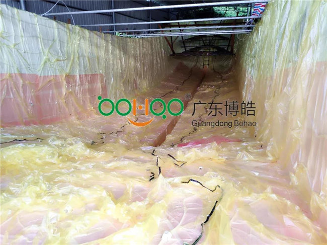 完成鋪層后，用真空袋覆蓋好